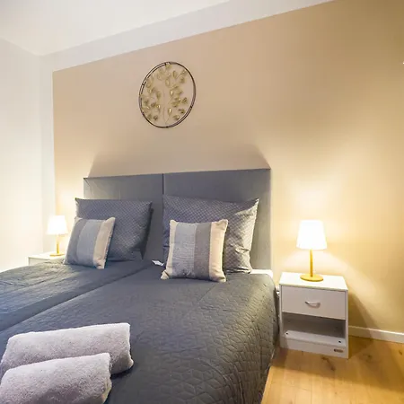 Lägenhet Modernes Mit Balkon & Parkplatz, Wifi *