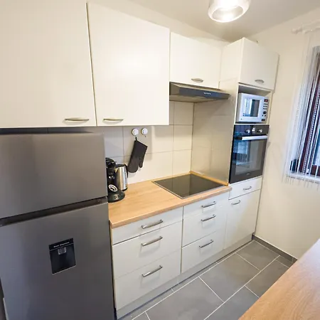 Apartment Moin Z#1- Privater Parkplatz & Balkon, Wifi Und Tv *